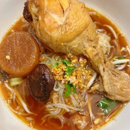 ก๋วยเตี๋ยวน่องไก่ตุ๋นหรือน้ำใส