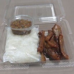 ข้าวเหนียว + หมูแดดเดียว+แจ่วปลาร้าบอง