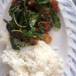 กะเพราไข่เยี่ยวม้า หมูกรอบ