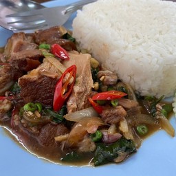 ข้าวกะเพราขาหมู