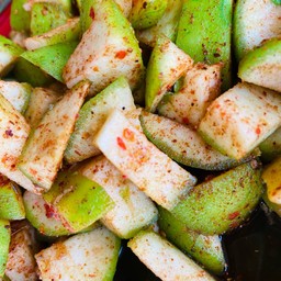 ฝรั่งบ๊วยคลุกพริกเกลือ