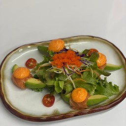 แซลมอนอโวคาโดซอสไข่กุ้ง