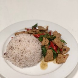 กะเพราหมูราดข้าว