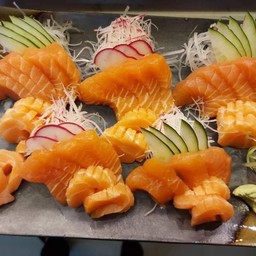 ซาซิมิแซลมอนครึ่งกิโล