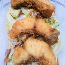 กะหล่ำผัดน้ำปลากะพงทอด