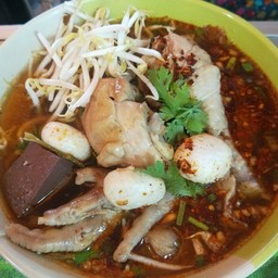 ก้วยเตี๋ยวไก่ตุ๋น