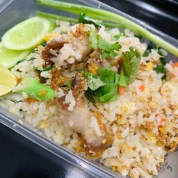 ข้าวผัดหมูกรอบ