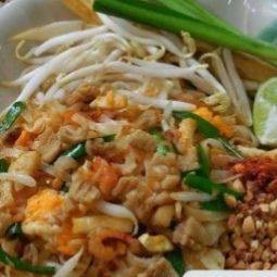 ผัดไทยหมูกรอบ