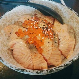 ข้าวหน้าแซลมอนเบิร์น