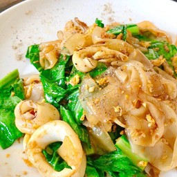 ผัดซีอิ้วปลาหมึก