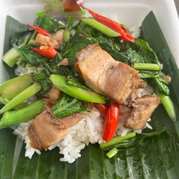 คะน้าหมูกรอบ