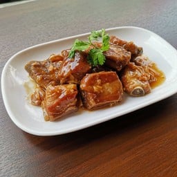 ซี่โครงหมูซอสกระเทียมพริกไทย