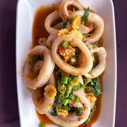 กระเพราปลาหมึก(กับข้าว)