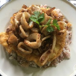 ปลาหมึกทอดกระเทียมราดข้าว