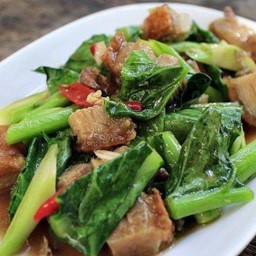 คะน้าไฟแดง หมูกรอบ