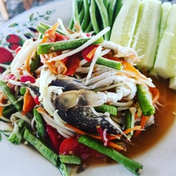 มาทะเลสิ่งที่ขาดไม่ได้คือส้มตำ ก็จัดไปเลยสิครับ ตำปูม้านัว ๆ แซ่บ ๆ 