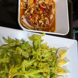 ยำผักบุ้งกรอบ