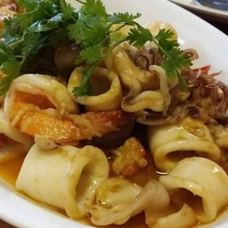 ทะเลทอดกระเทียมราดข้าว