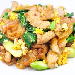 ผัดซีอิ้วไก่เส้นใหญ่