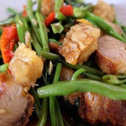 ผักบุ้งไฟแดง หมูกรอบ