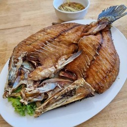 ปลากะพงทอดน้ำปลา (800g-900g)