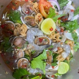 ตำตีนไก่หอยแครงหมึกกุ้งสุก