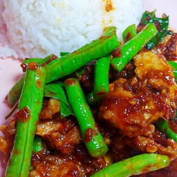 ข้าวราดผัดพริกแกงหมู