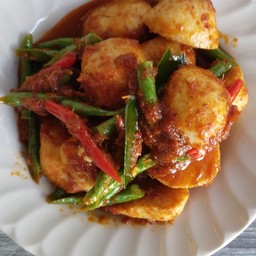 ผัดพริกแกงลูกชิ้นปลา