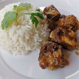 ข้าวราดซี่โครงหมูซอสกระเทียมพริกไทย