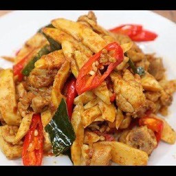 ผัดพริกเเกงไก่หน่อไม้กับข้าว