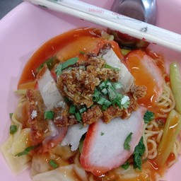 บะหมี่น้ำหมูแดงหมูกรอบ