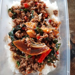 ข้าวกะเพราเนื้อไข่เยี่ยวม้าไข่ดาว