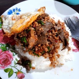 ข้าวกะเพราหมูสับใส่ตับ + ไข่ดาว