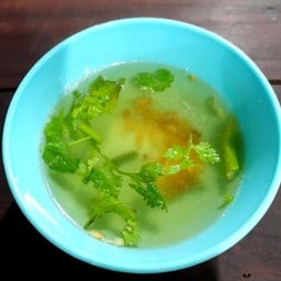 น้ำซุปที่ทางร้านเสิร์ฟมาให้พร้อมอาหาร