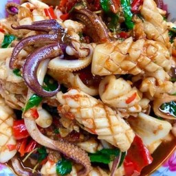 กระเพราปลาหมึกเป็นกับข้าว