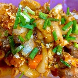 ผัดมักกะโรนีหมูกรอบ