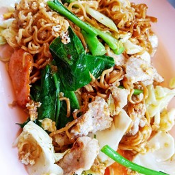 มาม่าผัดหมูใส่ใข่