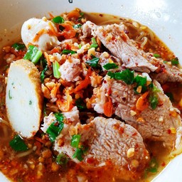 บะหมี่เหลืองหมูต้มยำน้ำ