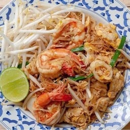 ผัดไทย หอยทอด แม่เจี๊ยบเอื้ออาทรวัดนครขื่นชุ่ม