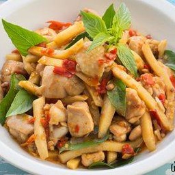 กะเพราไก่หน่อไม้กับข้าว