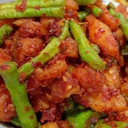 กากหมูผัดพริกแกง