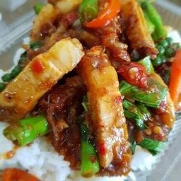 ผัดพริกแกงราดข้าว