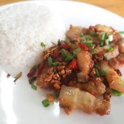 หมูกรอบคั่วพริกเกลือราดข้าว