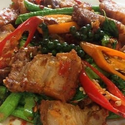 หมูกรอบผัดขี้เมาราดข้าว