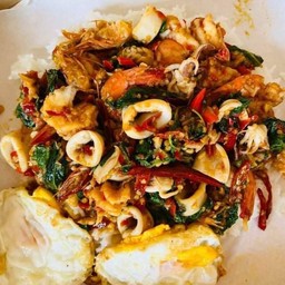 กะเพราถาด กุ้ง+หมึก ฟรี ไข่ดาวลาวา2ใบ