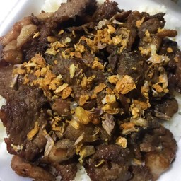 เนื้อกระเทียมราดข้าว