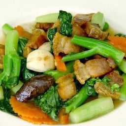 หมูกรอบผัดผักรวมราดข้าว