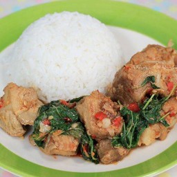 ผัดกระเพราราดข้าว