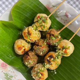 ลูกชิ้นปิ้งน้ำจิ้มแซ่บ