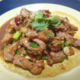 เนื้อผัดพริกเกลือราดข้าว